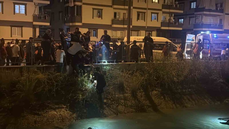 MERSİN'İN TARSUS İLÇESİNDE SULAMA KANALINA SERİNLEMEK İÇİN GİREN 12 YAŞINDAKİ ÇOCUK BOĞULARAK YAŞAMINI YİTİRDİ, CENAZESİ DALGIÇ POLİSLER TARAFINDAN ÇIKARILDI.