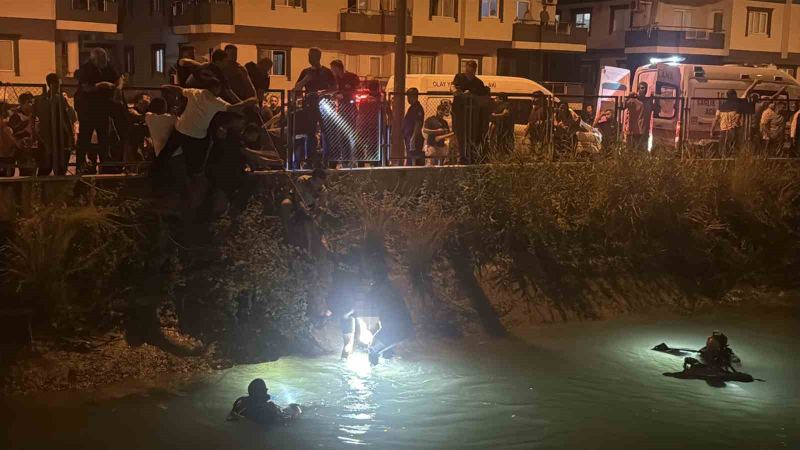 MERSİN'İN TARSUS İLÇESİNDE SULAMA KANALINA SERİNLEMEK İÇİN GİREN 12 YAŞINDAKİ ÇOCUK BOĞULARAK YAŞAMINI YİTİRDİ, CENAZESİ DALGIÇ POLİSLER TARAFINDAN ÇIKARILDI.