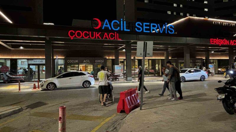 ADANA'DA BİR EVDE TABANCADAN ÇIKAN KURŞUNUN İSABET ETTİĞİ 6 YAŞINDAKİ ÇOCUK AĞIR YARALANDI.