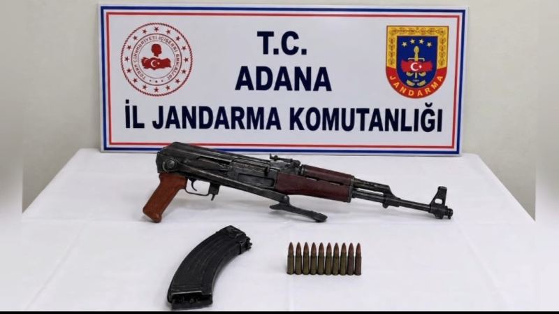 ADANA’DA JANDARMA EKİPLERİNİN UYUŞTURUCU VE RUHSATSIZ SİLAHLA MÜCADELE KAPSAMINDA DÜZENLEDİĞİ OPERASYONLARDA, 3 BİN 735 SENTETİK UYUŞTURUCU HAP İLE 1 ADET KALEŞNİKOF PİYADE TÜFEĞİ ELE GEÇİRİLDİ. OPERASYONDA GÖZALTINA ALINAN 4 ŞÜPHELİ TUTUKLANDI.