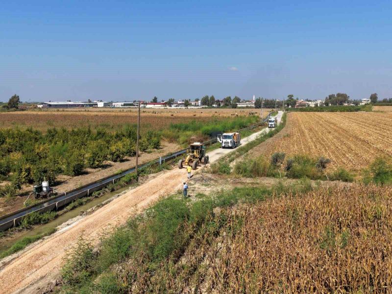 TARSUS BELEDİYESİ, KIRSAL MAHALLELERDE ULAŞIMIN DAHA GÜVENLİ VE ELVERİŞLİ HALE GETİRİLMESİ AMACIYLA YOL BAKIM VE ZEMİN DÜZENLEME ÇALIŞMALARINI SÜRDÜRÜYOR.