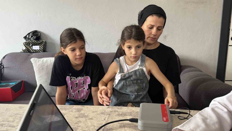 AYŞEGÜL ŞİŞ’İN YENİDEN DUYABİLMESİ İÇİN GEREKEN BİYONİK KULAK CİHAZININ MASRAFINI YÜREĞİR KAYMAKAMLIĞI ÜSTLENDİ.