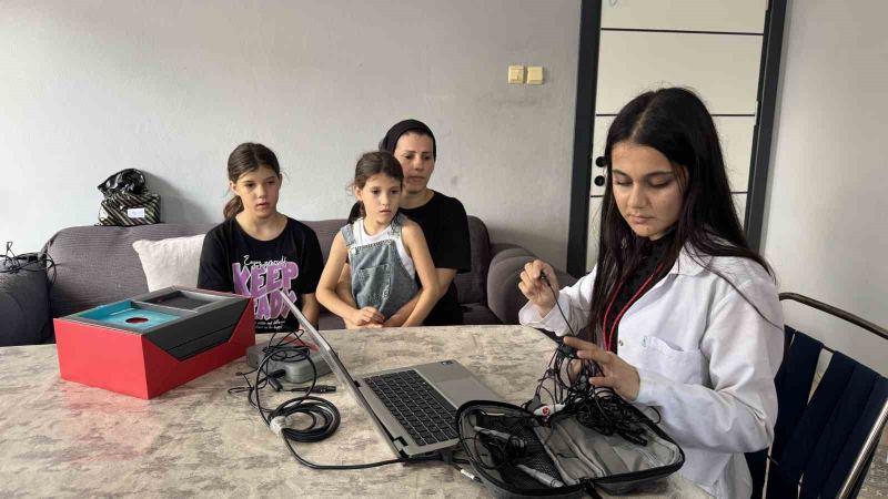 AYŞEGÜL ŞİŞ’İN YENİDEN DUYABİLMESİ İÇİN GEREKEN BİYONİK KULAK CİHAZININ MASRAFINI YÜREĞİR KAYMAKAMLIĞI ÜSTLENDİ.