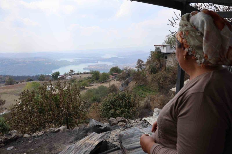 ÇİFT EVLERİNİN BAŞINDA GÖZYAŞI DÖKTÜ.