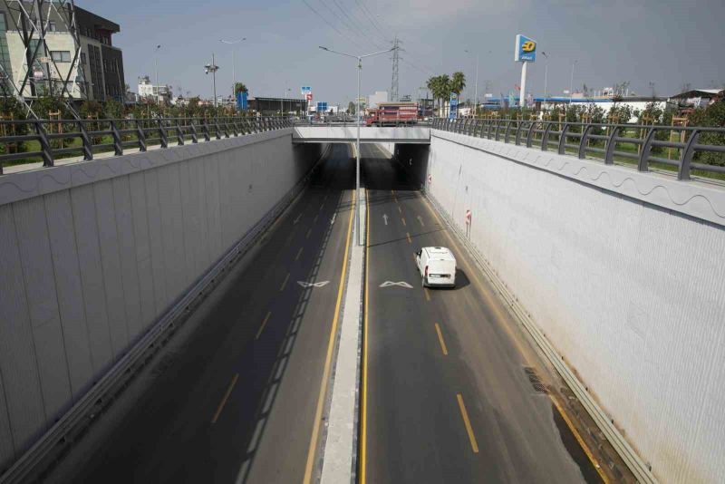 MERSİN’DE HİZMETE ALINAN HAL KATLI KAVŞAĞI, ÖZELLİKLE TIR VE KAMYON TRAFİĞİNİN YOĞUN OLDUĞU BÖLGEDE ULAŞIMI RAHATLATTI.