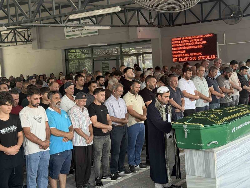 MERSİN'İN TARSUS İLÇESİNDE SERİNLEMEK İÇİN GİRDİĞİ KANALDA BOĞULARAK YAŞAMINI YİTİREN 7. SINIF ÖĞRENCİSİ 12 YAŞINDAKİ AYAZ, GÖZYAŞLARI ARASINDA TOPRAĞA  VERİLDİ.