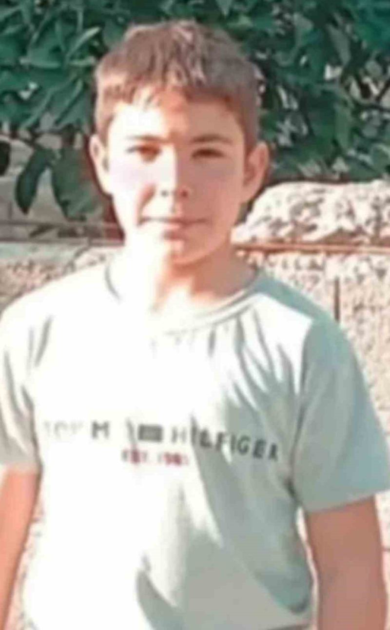 MERSİN'İN TARSUS İLÇESİNDE SERİNLEMEK İÇİN GİRDİĞİ KANALDA BOĞULARAK YAŞAMINI YİTİREN 7. SINIF ÖĞRENCİSİ 12 YAŞINDAKİ AYAZ, GÖZYAŞLARI ARASINDA TOPRAĞA  VERİLDİ.
