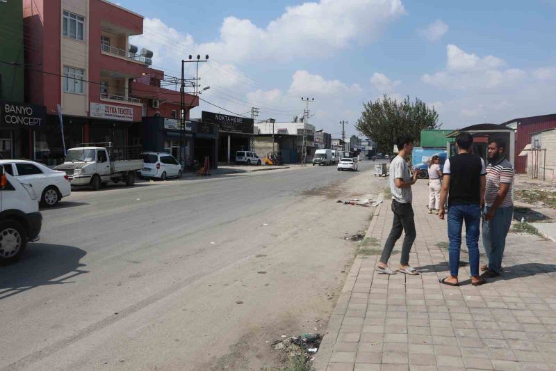 ADANA’DA YOLCU MİNİBÜSÜNÜN ÇARPTIĞI 11 YAŞINDAKİ ÇOCUK AĞIR YARALANDI. OLAYIN ARDINDAN BÖLGEDEN UZAKLAŞAN MİNİBÜS SÜRÜCÜSÜ DAHA SONRA KARAKOLA GİDEREK TESLİM OLDU.