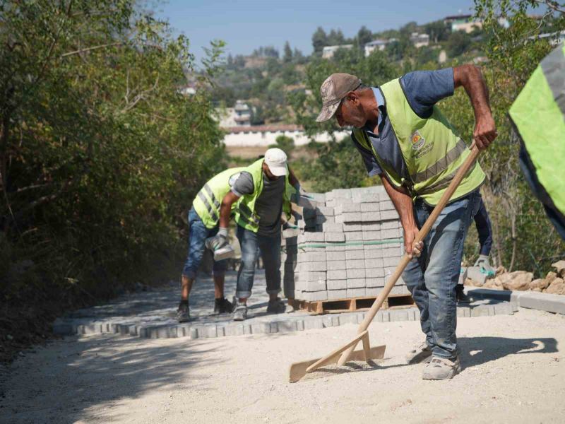 TARSUS BELEDİYESİ TARAFINDAN KIRSAL MAHALLELERDE YÜRÜTÜLEN YOL ÇALIŞMALARI KAPSAMINDA TOPLAM 3 BİN 200 METREKARELİK ALANA PARKE TAŞI DÖŞENDİ. ÇALIŞMALARLA YOLLAR DAHA DÜZENLİ VE KULLANIŞLI HALE GETİRİLDİ.