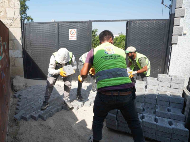 TARSUS BELEDİYESİ TARAFINDAN KIRSAL MAHALLELERDE YÜRÜTÜLEN YOL ÇALIŞMALARI KAPSAMINDA TOPLAM 3 BİN 200 METREKARELİK ALANA PARKE TAŞI DÖŞENDİ. ÇALIŞMALARLA YOLLAR DAHA DÜZENLİ VE KULLANIŞLI HALE GETİRİLDİ.