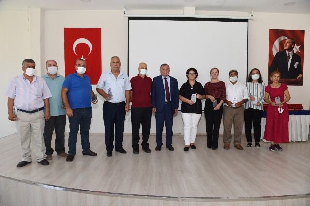 Seyhan Belediyesi’nde emekli olanlara plaket verildi