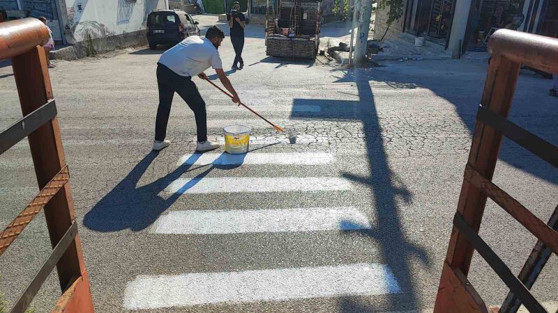 ÇOCUKLARININ GÜVENLİĞİNDEN ENDİŞE EDEN HASAN GÜÇLÜ, ÖĞRENCİLERİN YOLUN KARŞISINA GEÇTİĞİ NOKTAYA KENDİ İMKANLARIYLA YAYA GEÇİDİ ÇİZDİ.