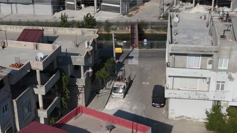 ÇOCUKLARININ GÜVENLİĞİNDEN ENDİŞE EDEN VELİ, ÖĞRENCİLERİN YOLUN KARŞISINA GEÇTİĞİ NOKTAYA KENDİ İMKANLARIYLA YAYA GEÇİDİ ÇİZDİ.