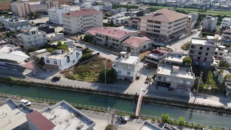 ÇOCUKLARININ GÜVENLİĞİNDEN ENDİŞE EDEN VELİ, ÖĞRENCİLERİN YOLUN KARŞISINA GEÇTİĞİ NOKTAYA KENDİ İMKANLARIYLA YAYA GEÇİDİ ÇİZDİ.