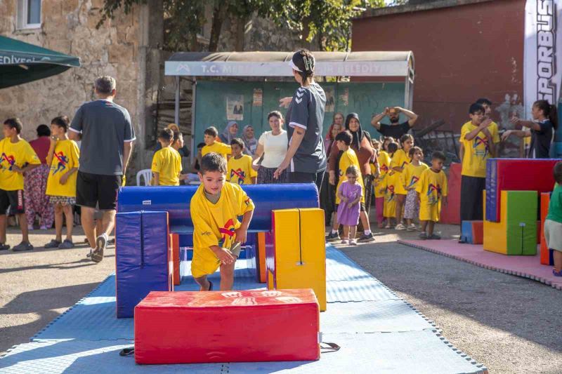 MERSİN’DE SPORBÜS PROJESİ KAPSAMINDA KIRSAL VE DEZAVANTAJLI BÖLGELERDE YAŞAYAN ÇOCUKLAR SPORLA BULUŞTURULUYOR.