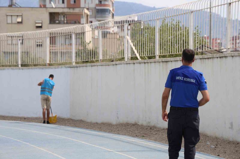 ADANA'NIN KOZAN İLÇESİNDE ÇEŞİTLİ SUÇLARDAN DENETİMLİ SERBESTLİK KAPSAMINDA BULUNAN YÜKÜMLÜLER, ALDIKLARI MESLEKİ EĞİTİMİN ARDINDAN KAMU YARARINA ÇALIŞARAK  İLÇEDEKİ OKUL VE SPOR TESİSLERİNİ BOYACILIK KURSUNUN ARDINDAN İŞ BAŞI YAPARAK ÖĞRENCİ VE GENÇLER İÇİN YENİLEDİ.