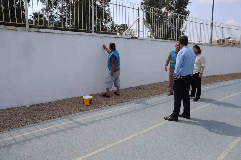 ADANA'NIN KOZAN İLÇESİNDE ÇEŞİTLİ SUÇLARDAN DENETİMLİ SERBESTLİK KAPSAMINDA BULUNAN YÜKÜMLÜLER, ALDIKLARI MESLEKİ EĞİTİMİN ARDINDAN KAMU YARARINA ÇALIŞARAK  İLÇEDEKİ OKUL VE SPOR TESİSLERİNİ BOYACILIK KURSUNUN ARDINDAN İŞ BAŞI YAPARAK ÖĞRENCİ VE GENÇLER İÇİN YENİLEDİ.