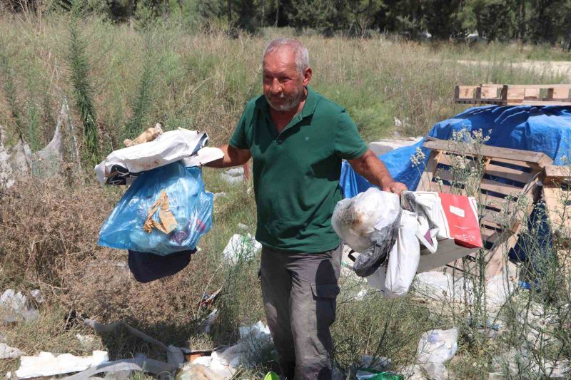 İBRAHİM YÜKSEL, SOFULU ÇÖPLÜĞÜNÜN YAN TARAFLARINDA OLDUĞUNU DİLE GETİREREK, “BURADA BULUNAN ÇÖPLER TOPLANMIYOR. BURANIN ÇÖP KOKUSU HER YERE YAYILIYOR. BİZ ARTIK BURADA DURAMIYORUZ" DEDİ.
