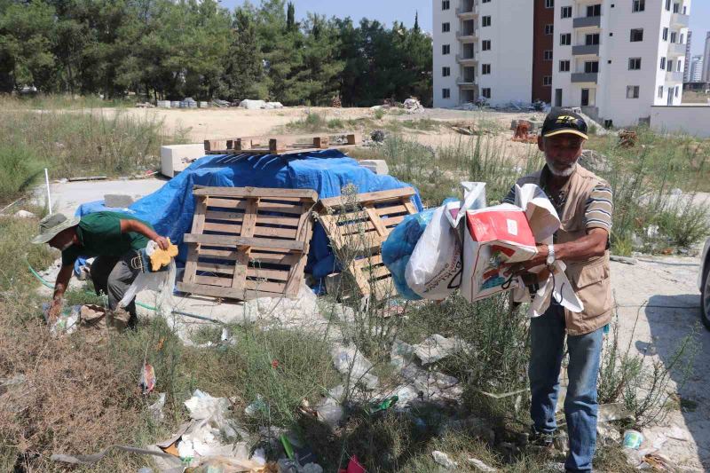 SALİH ACAR, BELEDİYENİN MAHALLEYE UĞRAMADIĞINI SÖYLEYEREK, “BU MAHALLEYE HİÇ BAKMIYORLAR. BURADAKİ ÇÖPLERİN TEMİZLENMESİ LAZIM. BELEDİYE BURAYA BAKMIYOR. KENDİ İMKANLARIMIZLA TOPLUYORUZ" DEDİ.