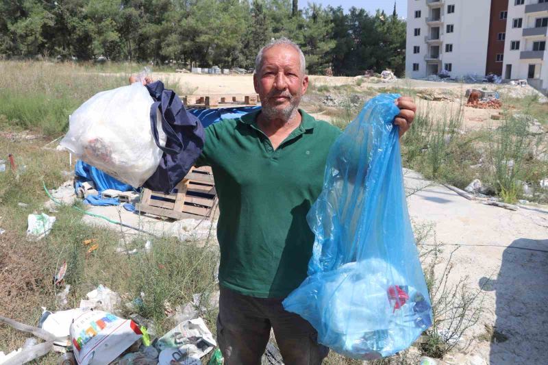 İBRAHİM YÜKSEL, SOFULU ÇÖPLÜĞÜNÜN YAN TARAFLARINDA OLDUĞUNU DİLE GETİREREK, “BURADA BULUNAN ÇÖPLER TOPLANMIYOR. BURANIN ÇÖP KOKUSU HER YERE YAYILIYOR. BİZ ARTIK BURADA DURAMIYORUZ" DEDİ.