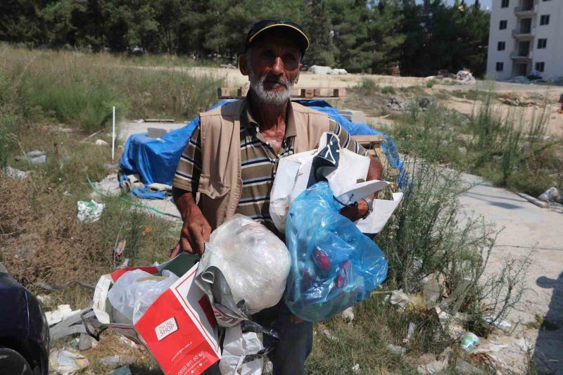 SALİH ACAR, BELEDİYENİN MAHALLEYE UĞRAMADIĞINI SÖYLEYEREK, “BU MAHALLEYE HİÇ BAKMIYORLAR. BURADAKİ ÇÖPLERİN TEMİZLENMESİ LAZIM. BELEDİYE BURAYA BAKMIYOR. KENDİ İMKANLARIMIZLA TOPLUYORUZ" DEDİ.
