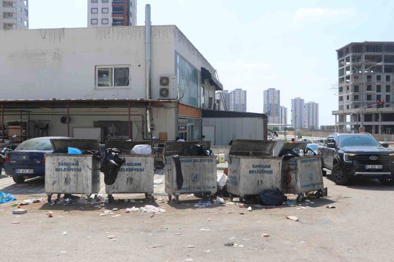 ADANA’DA CADDE VE SOKAKLARDA BİRİKEN ÇÖPLER VATANDAŞLARI CANINDAN BEZDİRİRKEN, BAZI MAHALLE SAKİNLERİ ÇÖPLERİ KENDİ ELLERİYLE TOPLAYARAK BELEDİYEYE TEPKİ GÖSTERDİ.