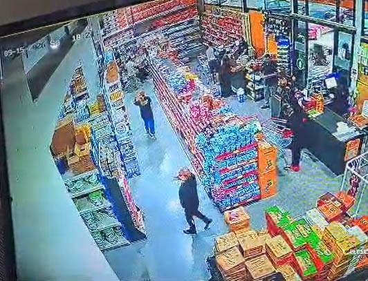 ADANA’DA GEÇEN YIL DAVETLİ GİBİ KATILDIĞI 2 AYRI DÜĞÜNDE GELİN VE DAMADA TAKILAN YAKLAŞIK 100 BİN LİRALIK PARAYI ÇALDIĞI GEREKÇESİYLE TUTUKLANAN VE TAHLİYE EDİLEN ZANLI, BU KEZ DE MARKETTEN YAKLAŞIK 6 BİN LİRALIK ÜRÜN ÇALARKEN YAKALANDI. O ANLAR GÜVENLİK KAMERASINA SANİYE SANİYE YANSIDI.