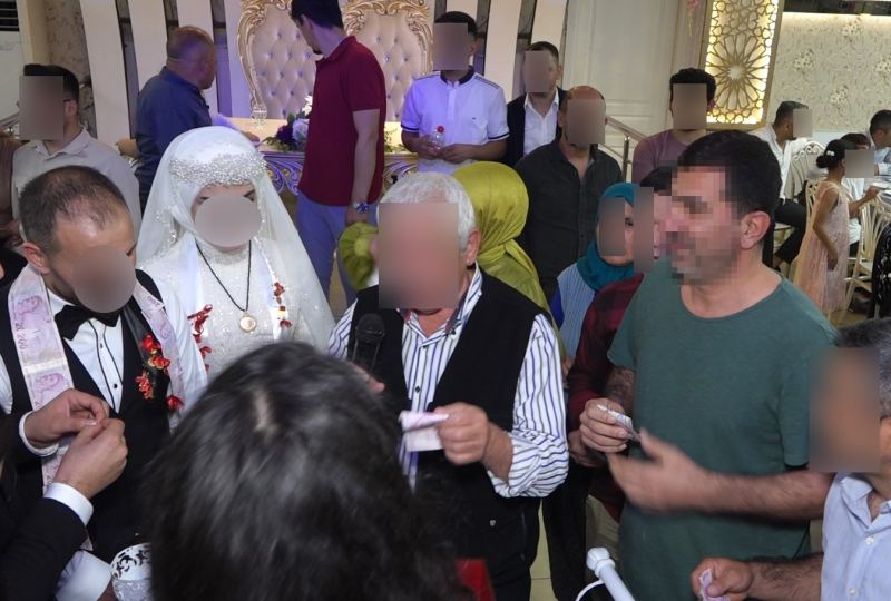 ADANA’DA GEÇEN YIL DAVETLİ GİBİ KATILDIĞI 2 AYRI DÜĞÜNDE GELİN VE DAMADA TAKILAN YAKLAŞIK 100 BİN LİRALIK PARAYI ÇALDIĞI GÖRÜNTÜLER.