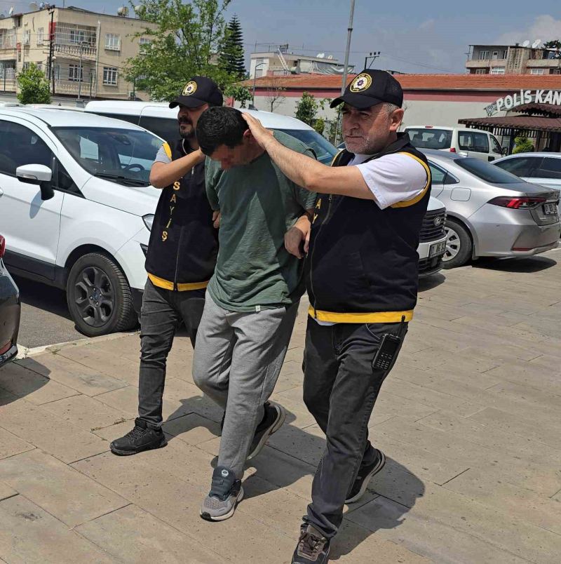 ADANA’DA GEÇEN YIL DAVETLİ GİBİ KATILDIĞI 2 AYRI DÜĞÜNDE GELİN VE DAMADA TAKILAN YAKLAŞIK 100 BİN LİRALIK PARAYI ÇALIP TUTUKLANMIŞTI.
