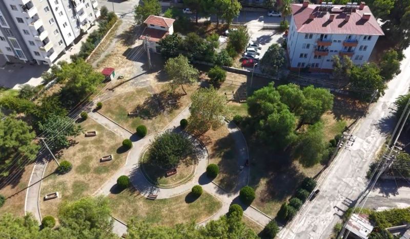 OSMANİYE’DE PARKIN ORTASINDAKİ MEZAR TAŞLARI DİKKAT ÇEKİYOR