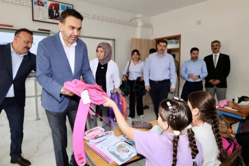 AK PARTİ MERSİN İL BAŞKANI ADEM ALDEMİR, YENİ EĞİTİM VE ÖĞRETİM YILININ BAŞLAMASI DOLAYISIYLA ÖĞRENCİLERİ SINIFLARINDA ZİYARET EDEREK HEYECANLARINA ORTAK OLDU.