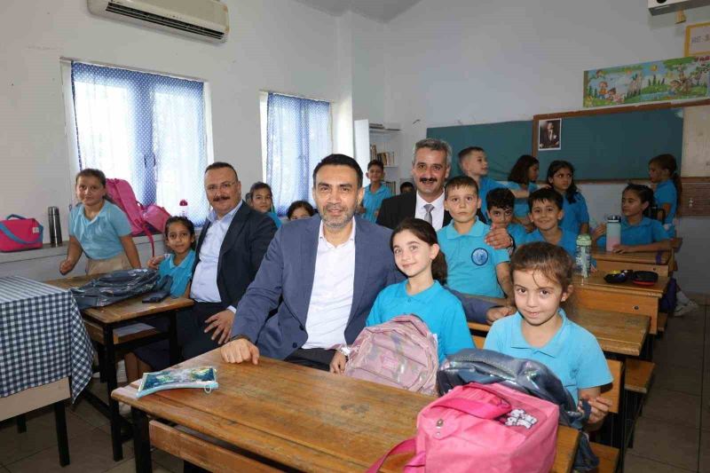 AK PARTİ MERSİN İL BAŞKANI ADEM ALDEMİR, YENİ EĞİTİM VE ÖĞRETİM YILININ BAŞLAMASI DOLAYISIYLA ÖĞRENCİLERİ SINIFLARINDA ZİYARET EDEREK HEYECANLARINA ORTAK OLDU.