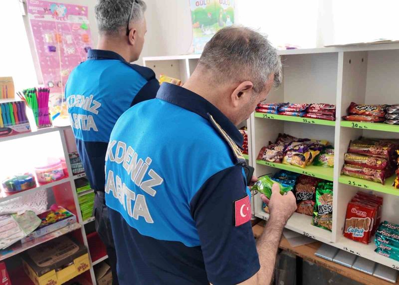 AKDENİZ BELEDİYESİ ZABITA MÜDÜRLÜĞÜ EKİPLERİ, 2026-2027 EĞİTİM VE ÖĞRETİM YILININ BAŞLAMASIYLA BİRLİKTE İLÇEDEKİ OKUL KANTİNLERİNDE DENETİMLERİNİ SIKLAŞTIRDI.
