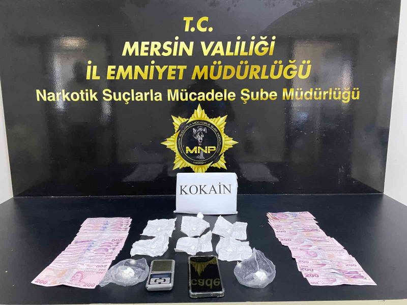 MERSİN'İN MERKEZ İLÇELERİNDE GERÇEKLEŞTİRİLEN UYUŞTURUCU OPERASYONLARINDA 4 ŞÜPHELİ YAKALANDI.  ÇEŞİYLİ UYUŞRUCU MADDELER ELE GEÇİRİLDİ.