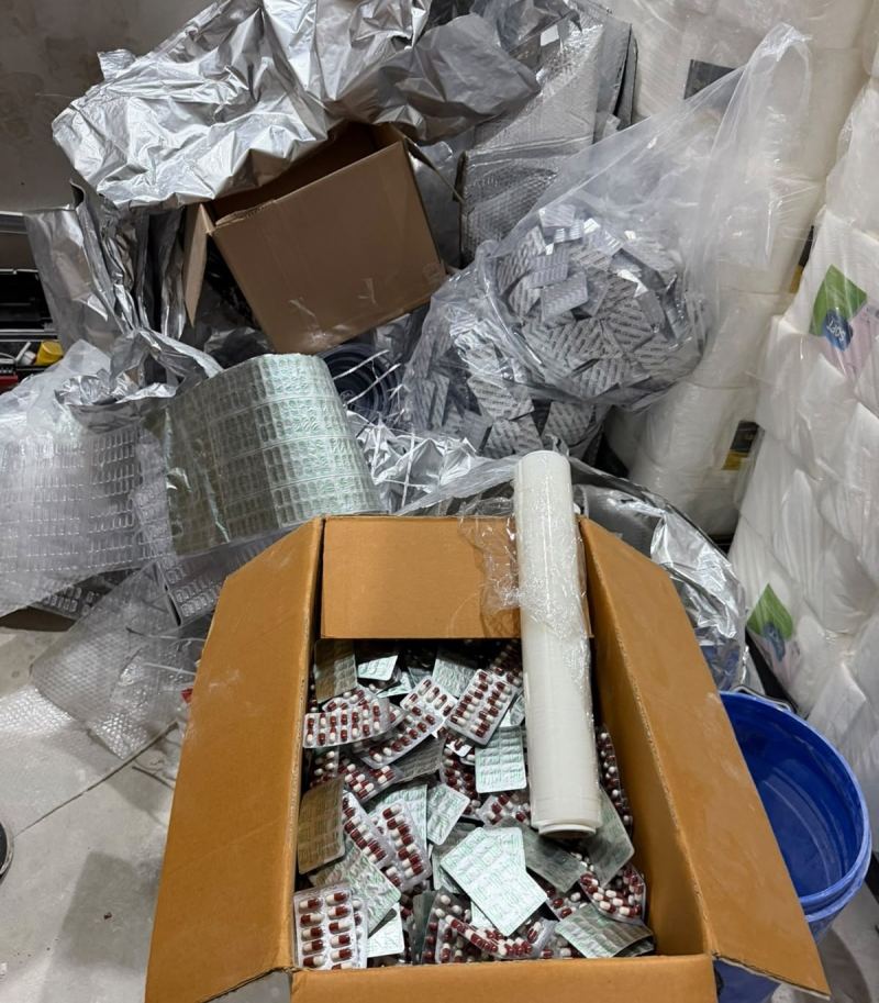 MERSİN’DE POLİS EKİPLERİNİN BİR İŞ YERİNE DÜZENLEDİĞİ OPERASYONDA, SENTETİK ECZA ÜRETİMİNDE KULLANILAN MAKİNELER İLE YAKLAŞIK 100 BİN ADET DOLU SENTETİK ECZA HAPI ELE GEÇİRİLDİ.