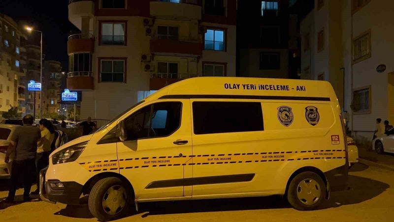 ADANA’NIN CEYHAN İLÇESİNDE EMEKLİ UZMAN ÇAVUŞ, ÖNCE BOŞANDIĞI EŞİNİ ARDINDAN DA OĞLUNU TABANCAYLA VURDUKTAN SONRA CANINA KIYDI. ÇİFT HAYATINI KAYBEDERKEN OĞULLARI İSE AĞIR YARALANDI.