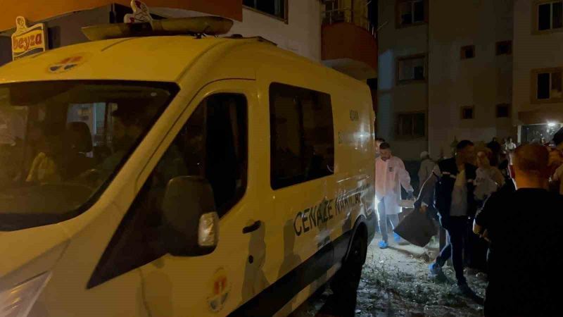 ADANA’NIN CEYHAN İLÇESİNDE EMEKLİ UZMAN ÇAVUŞ, ÖNCE BOŞANDIĞI EŞİNİ ARDINDAN DA OĞLUNU TABANCAYLA VURDUKTAN SONRA CANINA KIYDI. ÇİFT HAYATINI KAYBEDERKEN OĞULLARI İSE AĞIR YARALANDI.