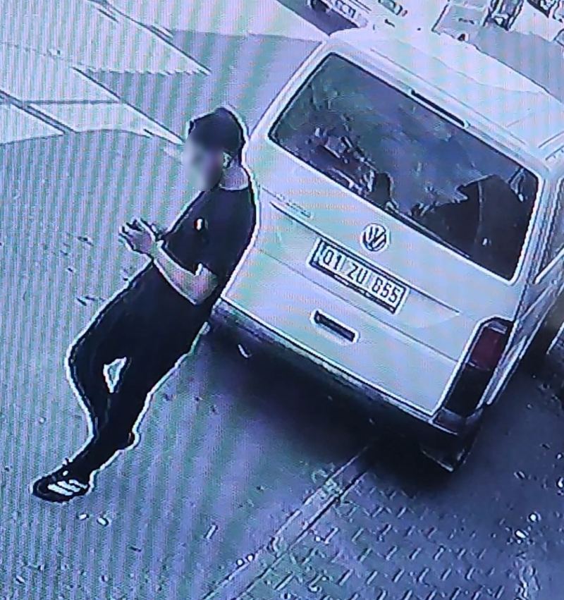 ADANA'DA BİBER SALÇASI YAPILAN BİR İŞ YERİNE GİREN ŞAHIS, KASA ÜZERİNDEKİ CEP TELEFONUNU SANİYELER İÇERİSİNDE ÇALARAK KAYIPLARA KARIŞTI. HIRSIZLIK ANI İŞ YERİNİN GÜVENLİK KAMERASINA YANSIDI.