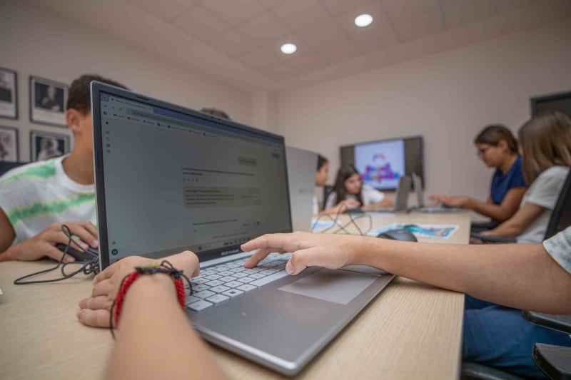 MERSİN’DE ÇOCUKLAR, TASARIM VE TEKNOLOJİ ATÖLYESİ’NDE YAPAY ZEKA, YAZILIM, KODLAMA VE 3 BOYUTLU TASARIM EĞİTİMLERİ ALARAK, ÖĞRENDİKLERİNİ ROBOTLARDAN AKILLI EVLERE KADAR ÇEŞİTLİ PROJELERE DÖNÜŞTÜRÜYOR.