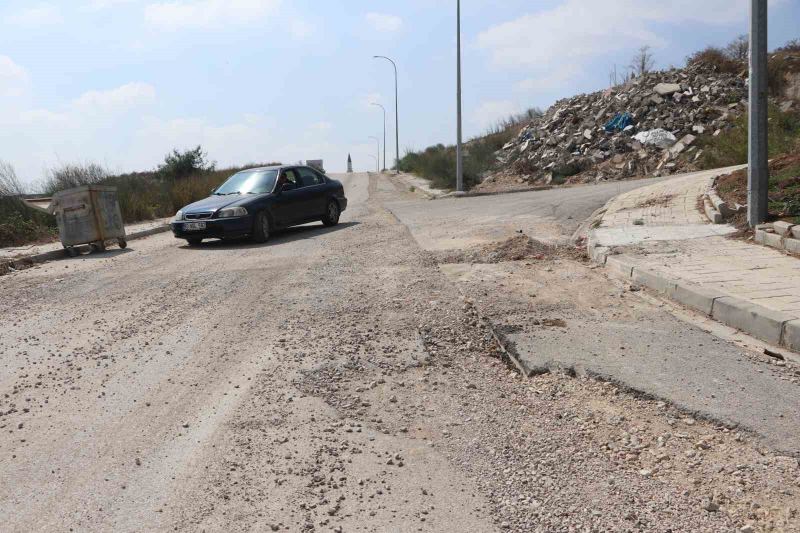 SARIÇAM İLÇESİNDE BİNLERCE TOPLU KONUTUN BULUNDUĞU MAHALLEDE BOZUK VE BAKIMSIZ YOLLAR VATANDAŞLARIN TEPKİSİNE NEDEN OLDU