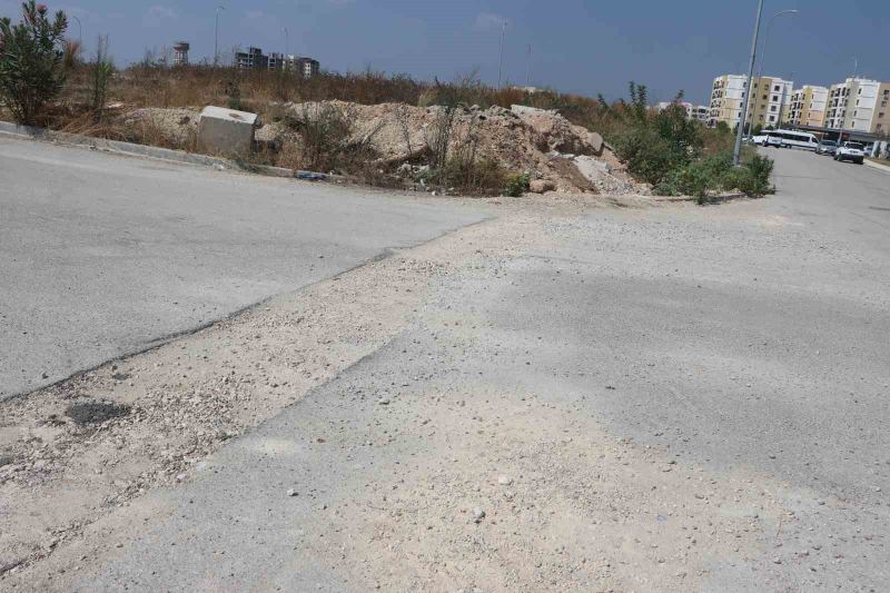 SARIÇAM İLÇESİNDE BİNLERCE TOPLU KONUTUN BULUNDUĞU MAHALLEDE BOZUK VE BAKIMSIZ YOLLAR VATANDAŞLARIN TEPKİSİNE NEDEN OLDU