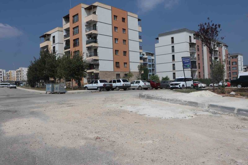 SARIÇAM İLÇESİNDE BİNLERCE TOPLU KONUTUN BULUNDUĞU MAHALLEDE BOZUK VE BAKIMSIZ YOLLAR VATANDAŞLARIN TEPKİSİNE NEDEN OLDU