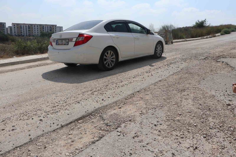 SARIÇAM İLÇESİNDE BİNLERCE TOPLU KONUTUN BULUNDUĞU MAHALLEDE BOZUK VE BAKIMSIZ YOLLAR VATANDAŞLARIN TEPKİSİNE NEDEN OLDU