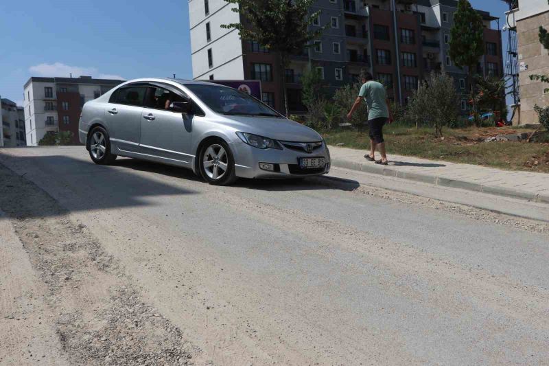 SARIÇAM İLÇESİNDE BİNLERCE TOPLU KONUTUN BULUNDUĞU MAHALLEDE BOZUK VE BAKIMSIZ YOLLAR VATANDAŞLARIN TEPKİSİNE NEDEN OLDU