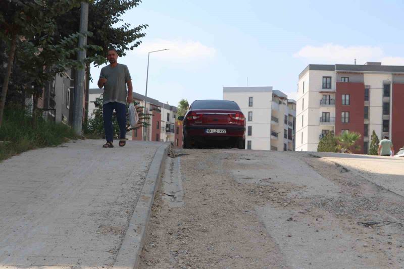 SARIÇAM İLÇESİNDE BİNLERCE TOPLU KONUTUN BULUNDUĞU MAHALLEDE BOZUK VE BAKIMSIZ YOLLAR VATANDAŞLARIN TEPKİSİNE NEDEN OLDU