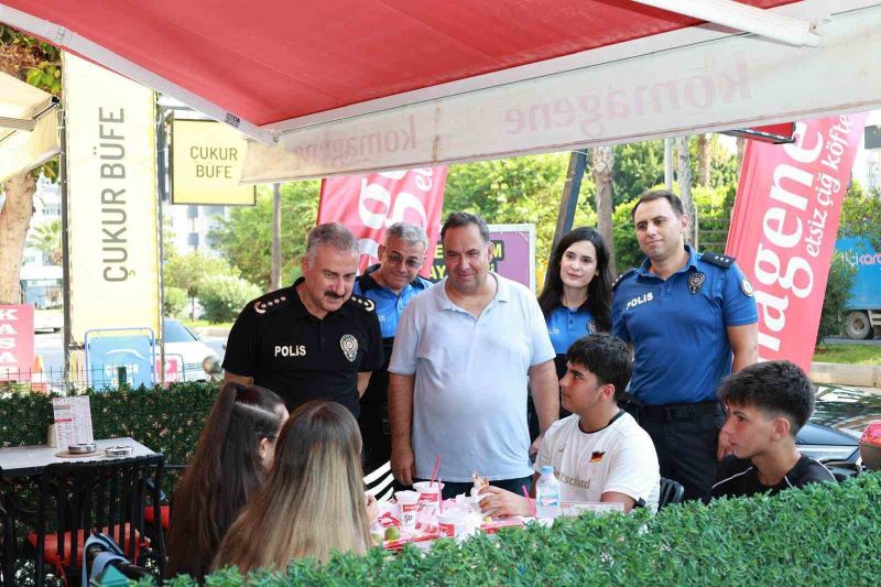 MERSİN İL EMNİYET MÜDÜRÜ FAHRİ AKTAŞ, TOPLUM DESTEKLİ POLİSLİK ŞUBE MÜDÜRLÜĞÜ PERSONELİYLE BİRLİKTE BARBAROS MAHALLESİ MUHTARI CEMAL ÇALIŞKAN’I ZİYARET EDEREK MAHALLEDE ESNAF VE VATANDAŞLARLA BİR ARAYA GELDİ.