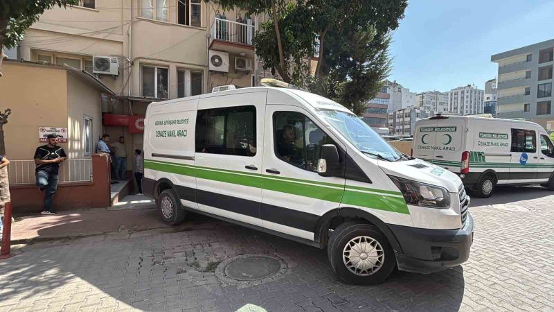 ADANA'NIN CEYHAN İLÇESİNDE 1 BUÇUK AY ÖNCE BOŞANDIĞI ESKİ EŞİ TARAFINDAN ÖLDÜRÜLEN 2 ÇOCUK ANNESİ KADININ CENAZESİ ADLİ TIPTAN ALINDI.