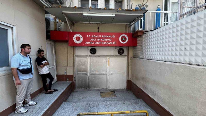 ADANA'NIN CEYHAN İLÇESİNDE 1 BUÇUK AY ÖNCE BOŞANDIĞI ESKİ EŞİ TARAFINDAN ÖLDÜRÜLEN 2 ÇOCUK ANNESİ KADININ CENAZESİ ADLİ TIPTAN ALINDI.