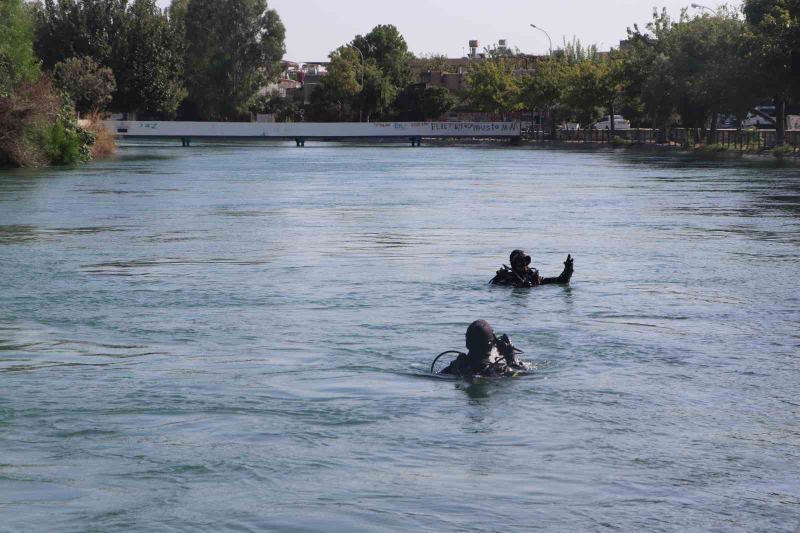 ADANA’DA SERİNLEMEK İÇİN SULAMA KANALINA GİREN BİR KİŞİ SUDA KAYBOLDU. SUALTI POLİSİNİN KAYBOLAN KİŞİYİ ARAMA ÇALIŞMASI SÜRÜYOR.