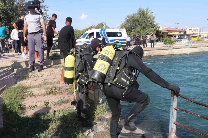 ADANA’DA SERİNLEMEK İÇİN SULAMA KANALINA GİREN BİR KİŞİ SUDA KAYBOLDU. SUALTI POLİSİNİN KAYBOLAN KİŞİYİ ARAMA ÇALIŞMASI SÜRÜYOR.